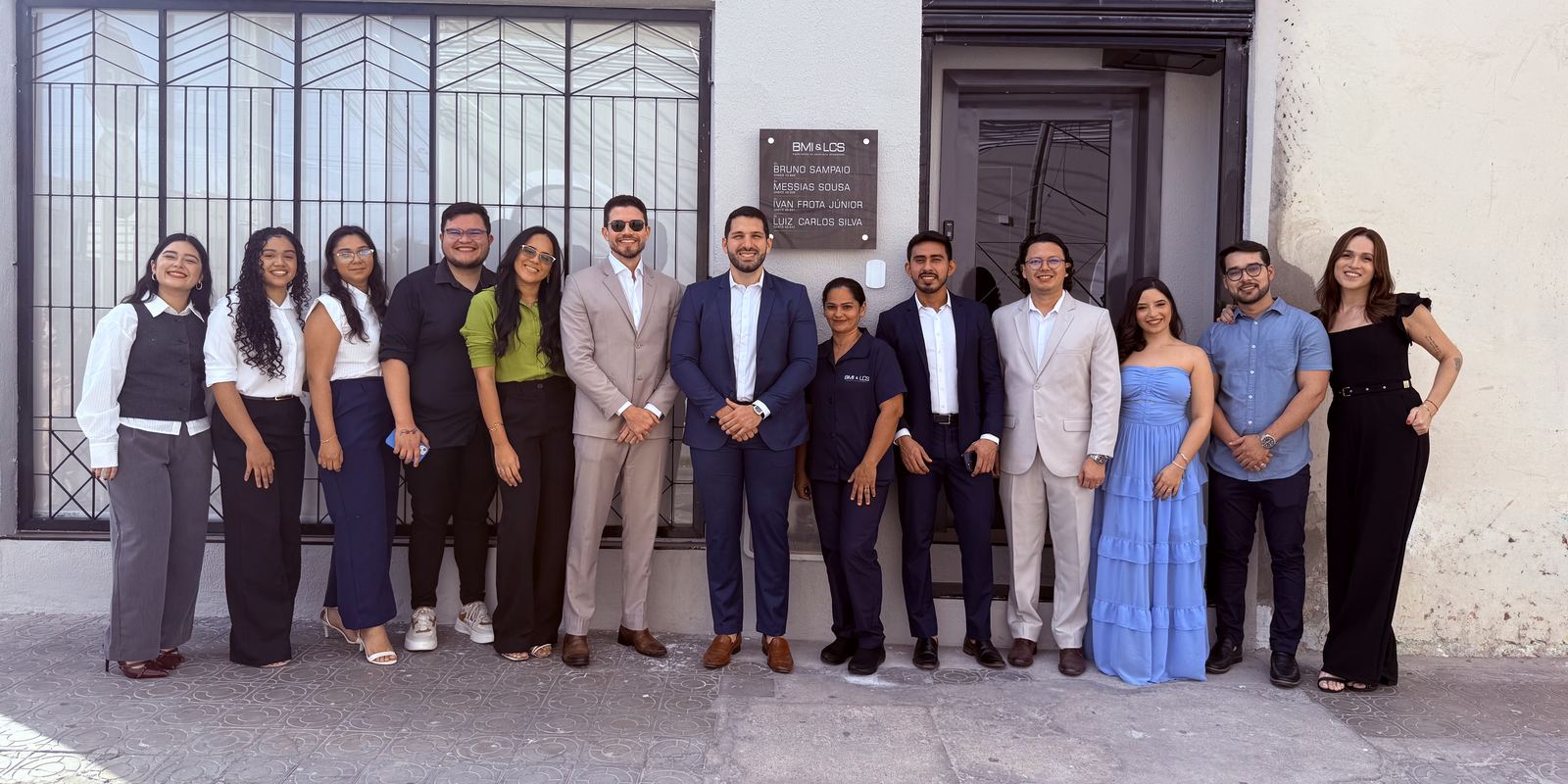 Equipe do escritório reunida em frente à sede em Sobral (CE)
