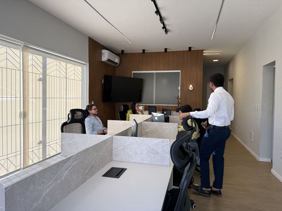 Equipe trabalhando no escritório
