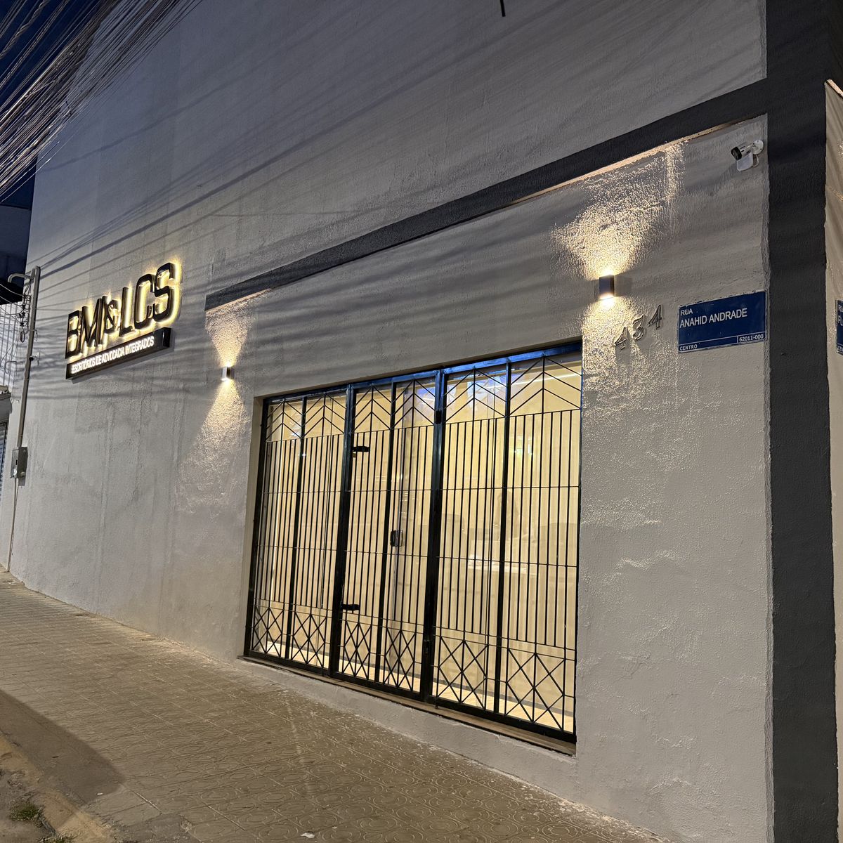 Fachada da sede em Sobral (CE), iluminada ao anoitecer