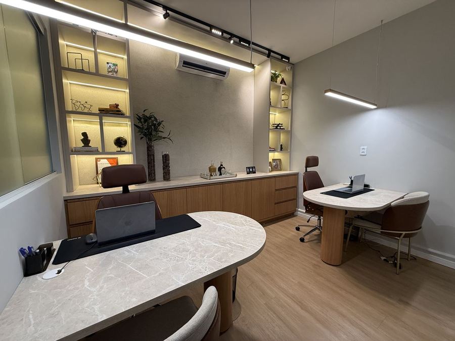 Sala de atendimento com 2 mesas